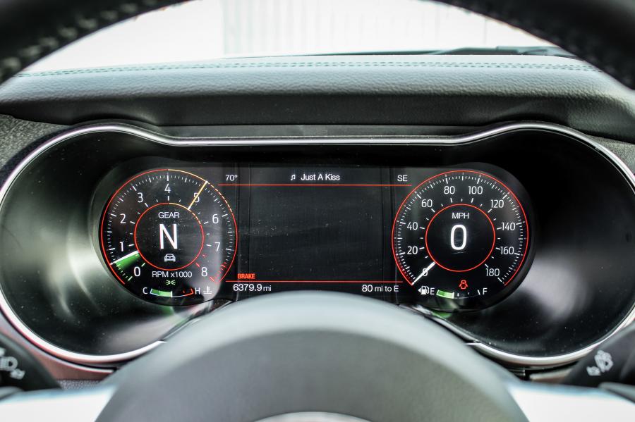 Панель приборов Ford Mustang Bullitt 2018 года  (NA) (фото 32 из 40)